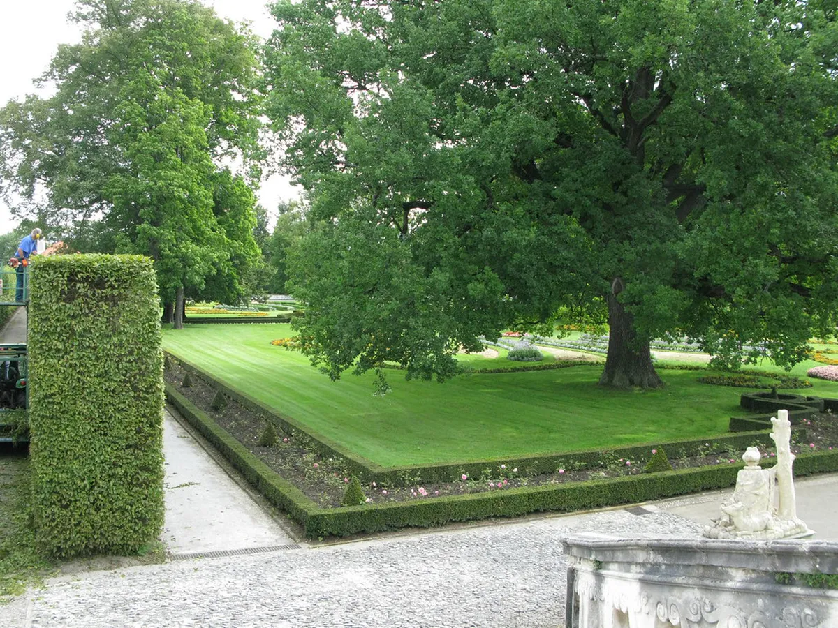 Relaxing in Český Krumlov Castle Gardens: Top 10 Spots