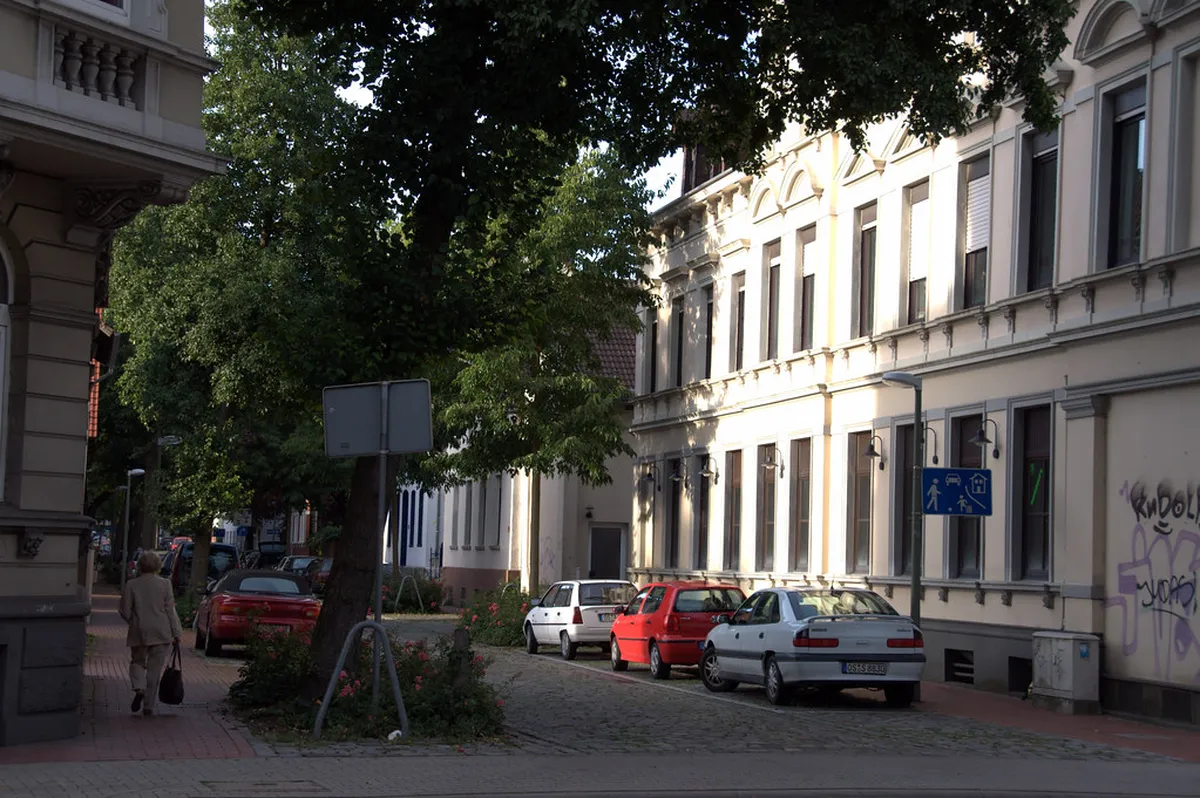 Explore Quiet Side Streets in Latrán: 2-Day Guide